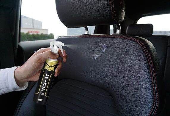 如何使用 SOFT99 皮革鍍膜劑：直接噴灑於汽車真皮座椅，形成長效抗污保護層 - MOOBI 汽車保養教學