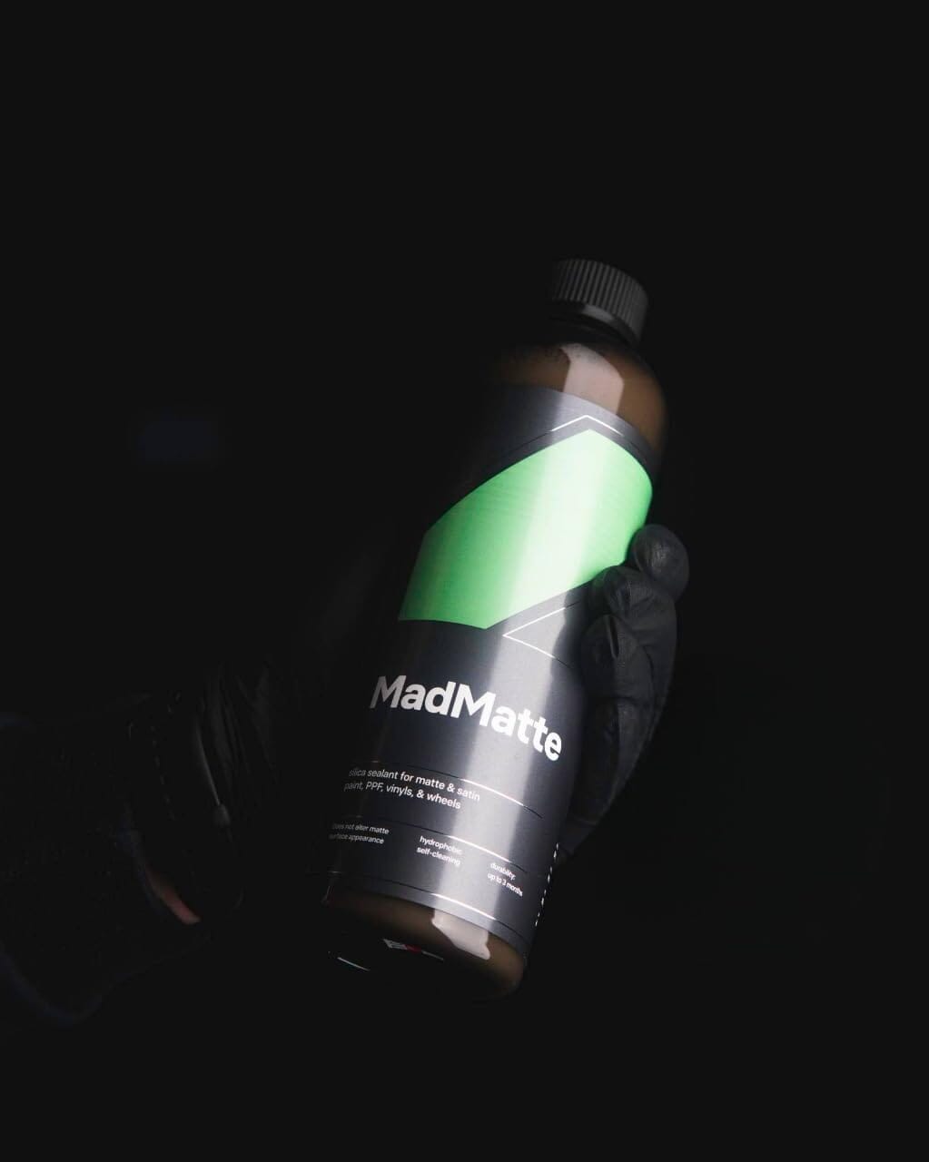 CARPRO MadMatte 500ml 手持實物展示 - MOOBI 貓比